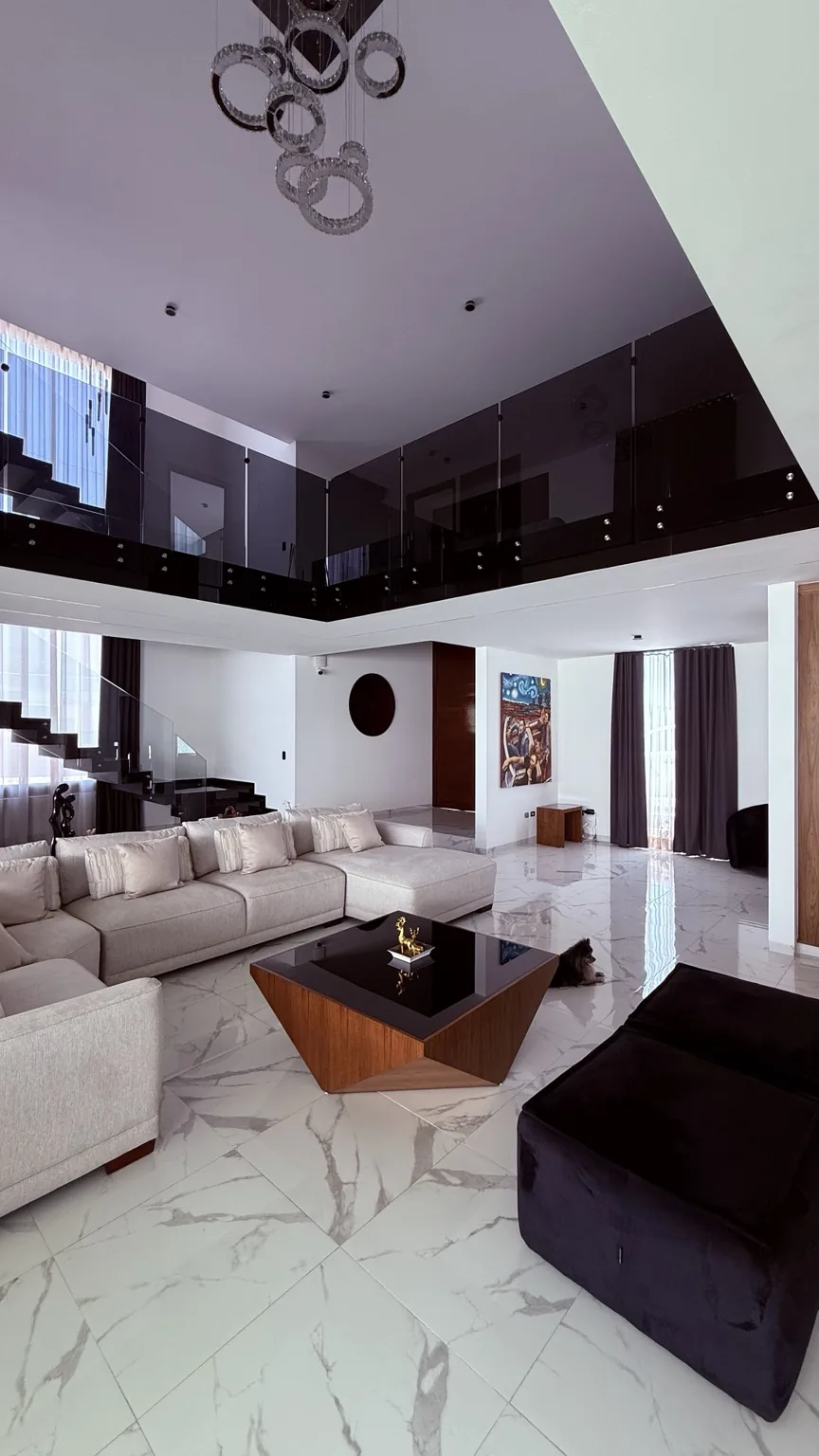 Sala residencial con iluminación arquitectónica
